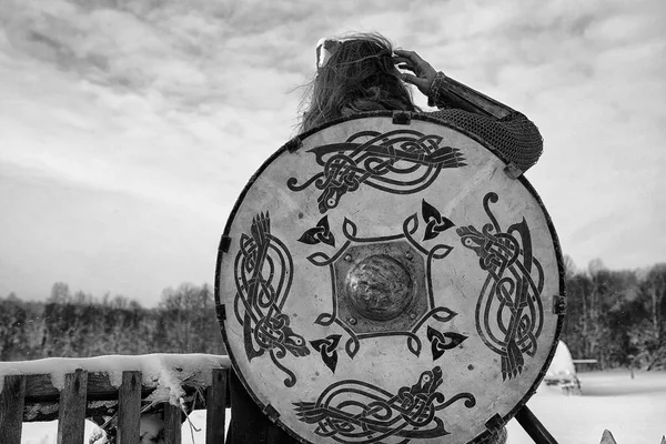 剣と斧のディフェンダー若き戦士の甲冑で武装 — ストック写真