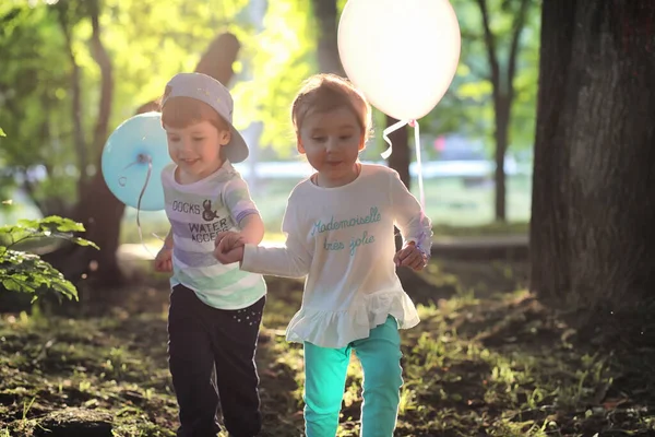 Niños Pequeños Están Caminando Parque Con Globos —  Fotos de Stock