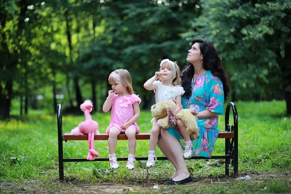 Mamma Con Due Figlie Gemelle Una Passeggiata Nel Parco — Foto Stock