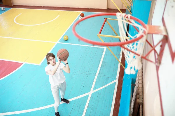 Девочка Студентка Спортзале Играет Баскетбол — стоковое фото