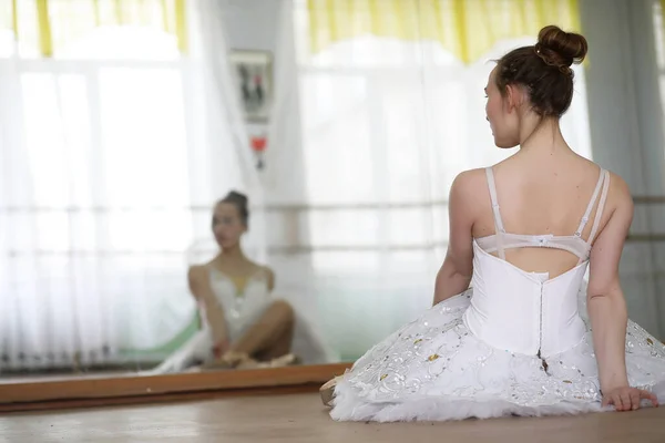 Jolie Fille Danseuse Ballet Pratiquant Intérieur — Photo