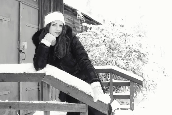 Gyönyörű Lány Télen Havas Nap Szabadban — Stock Fotó