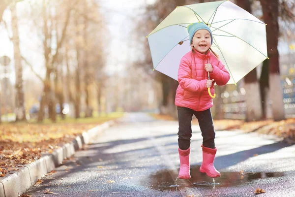 Les Enfants Marchent Dans Parc Automne Automne — Photo