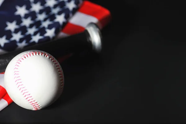 美国传统的体育运动 棒球和拿着美国国旗的蝙蝠在桌上 — 图库照片