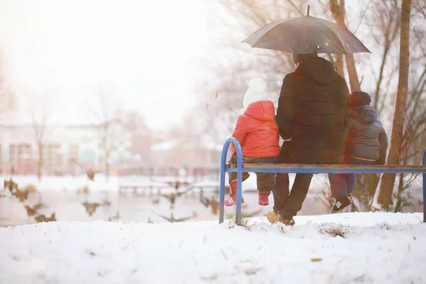 Bambini Nel Parco Invernale Giocano Con Sno — Foto Stock