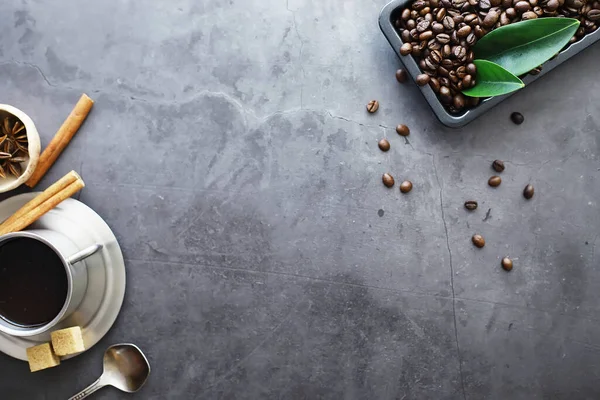 원두를 테이블 위에서 볶았습니다 나뭇잎이 커피콩 — 스톡 사진