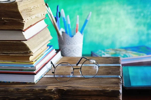 Utbildningskoncept Bunt Läroböcker Och Bok Skrivbordet Med Glasögon Och Dator — Stockfoto