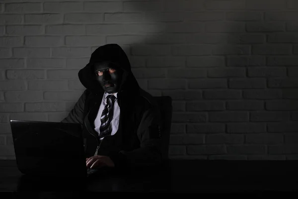 Хакер Чорній Масці Капюшоні Столом Перед Моніто — стокове фото