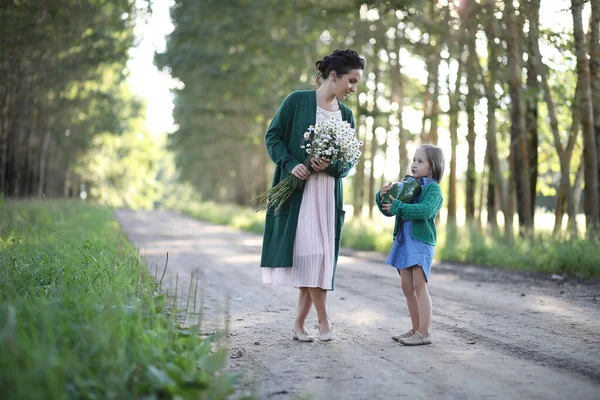 Beautiful Young Mother Daughter Walking Rural Road — Stock Photo, Image