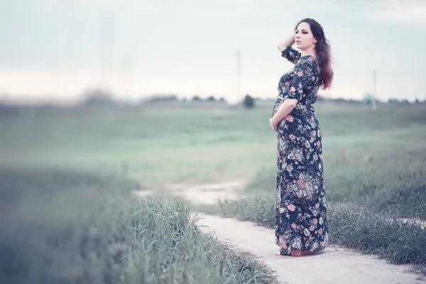 Gravid Flicka Klänning Naturen Brunn — Stockfoto