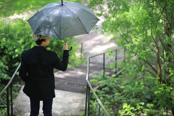 Spring Park Con Tempo Piovoso Giovane Uomo Con Ombrello — Foto Stock