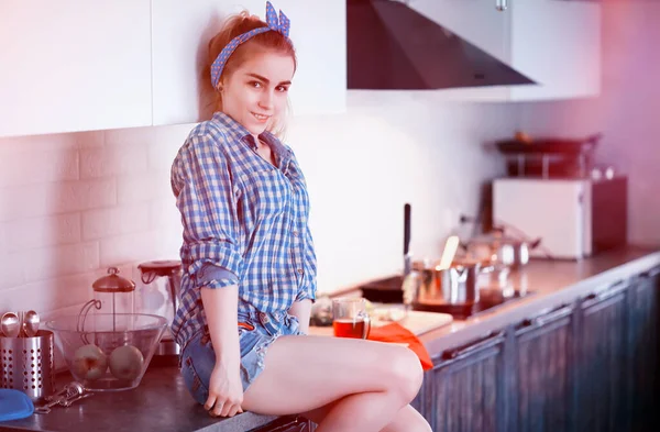 Una Linda Joven Cocina Prepara Comedor — Foto de Stock