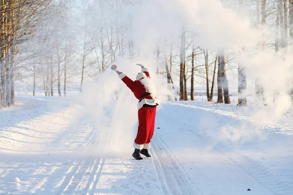 Télapó Téli Mezőn Télapó Mágikus Köd Sétál Mezőn Karácsony Este — Stock Fotó