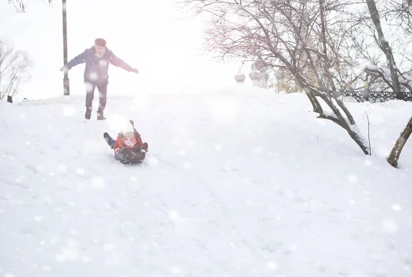 Děti Zimě Parku Děti Hrají Sněhem Hřišti Vyřezávají Sněhuláky Sjíždějí — Stock fotografie