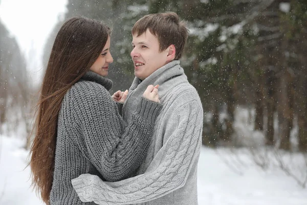 一对恋人在一场暴风雪中的冬日下午约会 — 图库照片