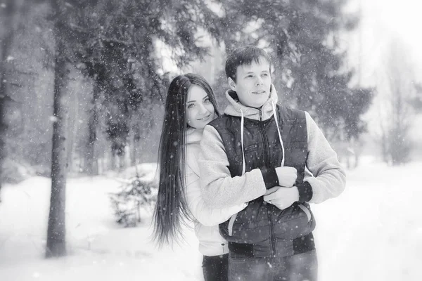 Ein Liebespaar Auf Einem Winterspaziergang Mann Und Frau Bei Einem — Stockfoto