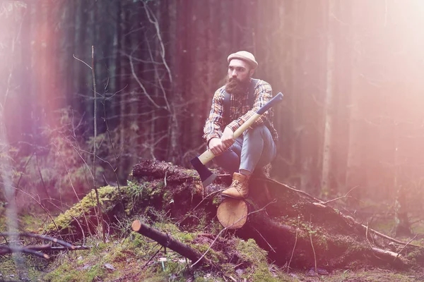 Бородатий Лісоруб Великою Сокирою Оглядає Дерево Перед Вирубкою — стокове фото