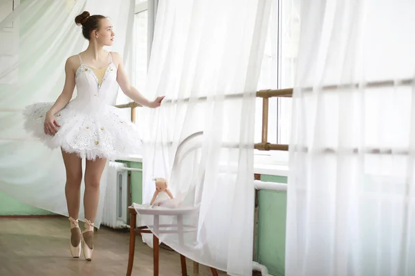 Красивая Балетная Танцовщица Репетирует Помещении — стоковое фото