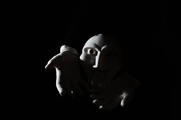 白人の手で黒の背景に白い恐ろしいマスク — ストック写真