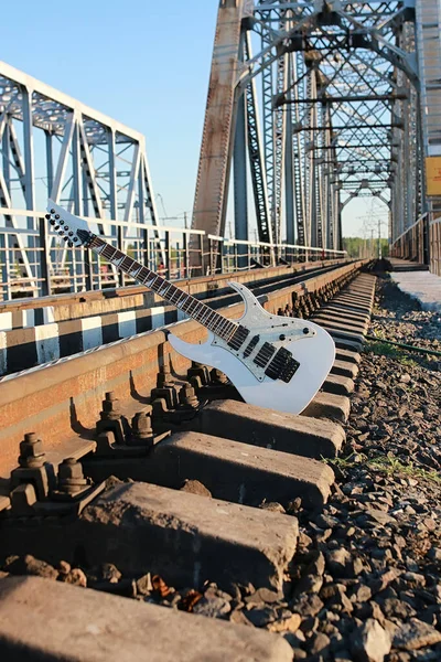 Guitarra Elétrica Branca Nas Trilhas Ferroviárias Industrial Ston Cinza — Fotografia de Stock