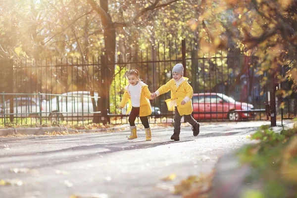 Діти Ходять Осінньому Парку Восени — стокове фото
