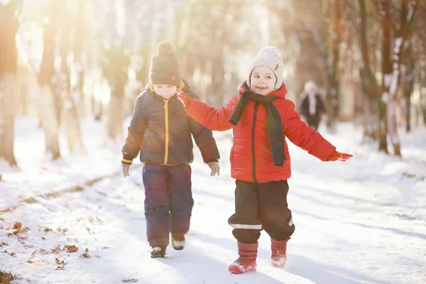 Barn Vinter Park Lek Med Sno — Stockfoto