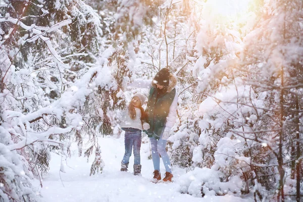 가족들과 산책하는 엄마와 눈덮인 공원을 있습니다 — 스톡 사진