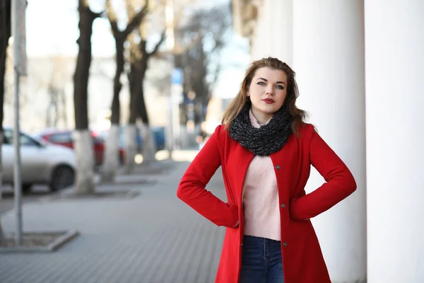 Hübsches Mädchen Spaziert Roten Mantel Durch Die Stadt — Stockfoto