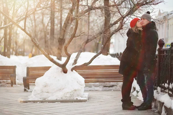 Pareja Joven Caminando Por Ciudad Invierno —  Fotos de Stock