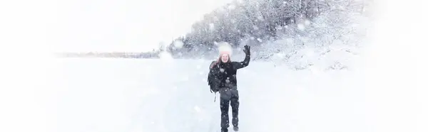 Mężczyzna Podróżuje Plecakiem Zimowa Wędrówka Lesie Turysta Spacerze Zimie Parku — Zdjęcie stockowe