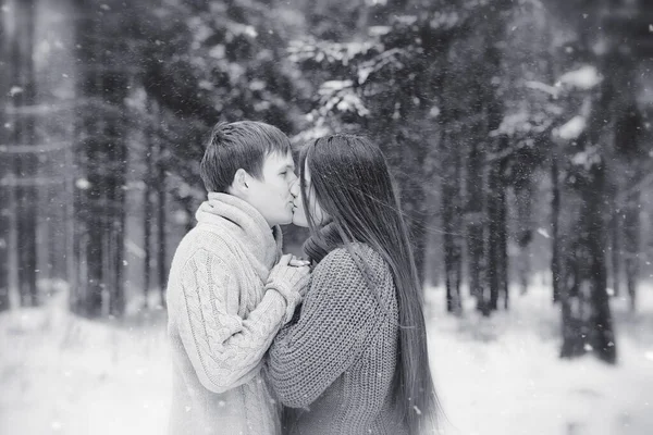 커플입니다 그리고 여자를 날짜에 겨울에 공원에 공원에 — 스톡 사진