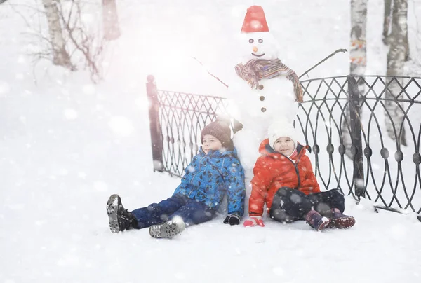 Kışın Parktaki Çocuklar Çocuklar Parkta Karla Oynarlar Kardan Adam Heykeli — Stok fotoğraf