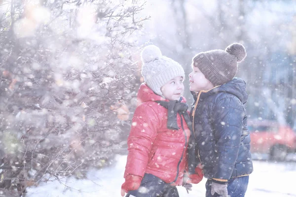 Barn Går Parken Med Första Snön — Stockfoto