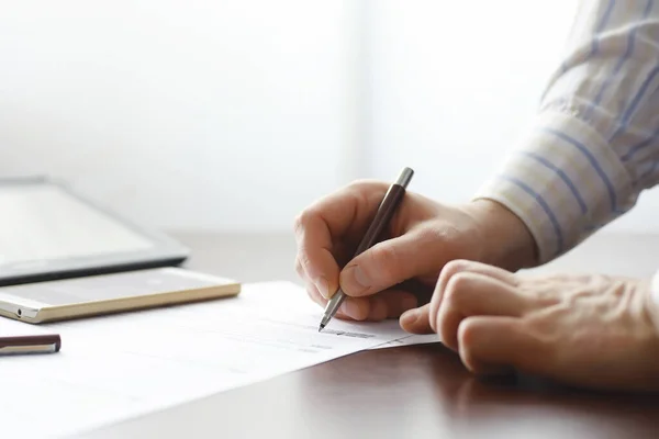 Affärsmöte Man Skriver Ett Kontrakt Man Hand Med Penna Gör — Stockfoto
