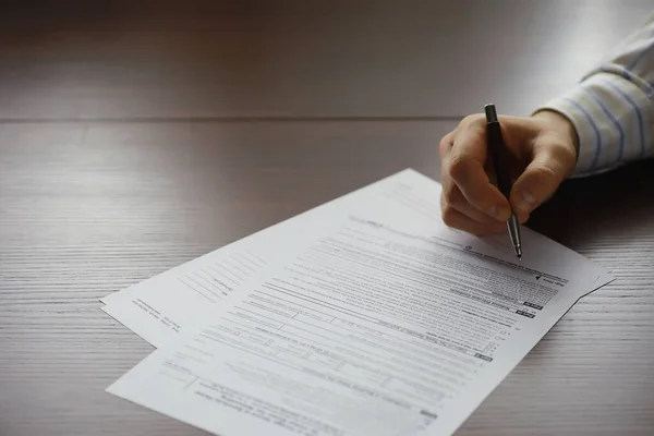 Reunión Negocios Hombre Firma Contrato Mano Masculina Con Pluma Hace —  Fotos de Stock