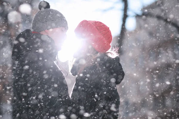 Jovem Casal Caminhando Através Inverno Cit — Fotografia de Stock