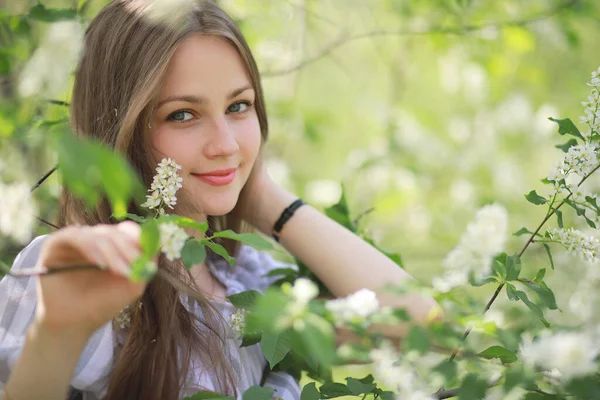 Una Chica Parque Verde Primavera Paseo —  Fotos de Stock
