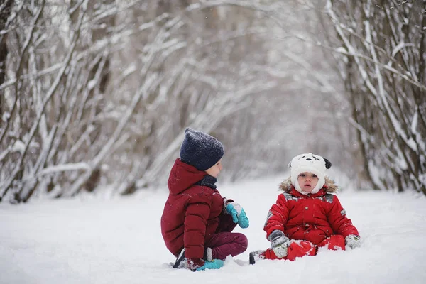 Çocuklu Genç Aile Kış Parkta Yürüyüş Ebeveynlerin Çocukları Ile Kış — Stok fotoğraf