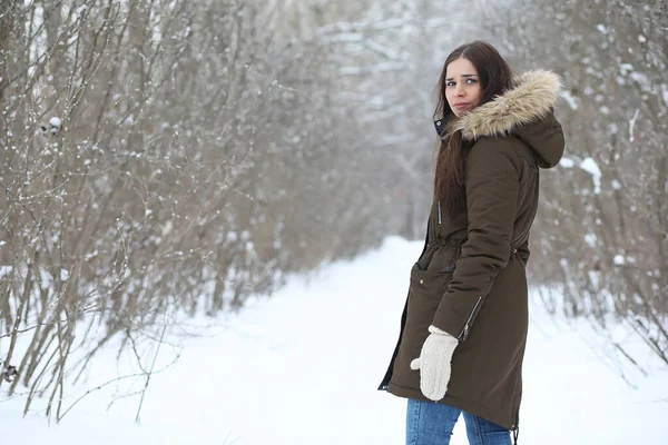 Красива Дівчина Красивому Зимовому Парку Прогулянки — стокове фото