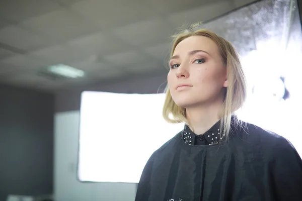 Stüdyoda Aynanın Önünde Makyaj Sanatçısı Olan Genç Bir Kız — Stok fotoğraf