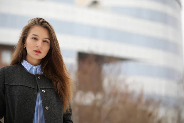 Mladá Dospělá Dívka Kabátě Ulici Městě — Stock fotografie