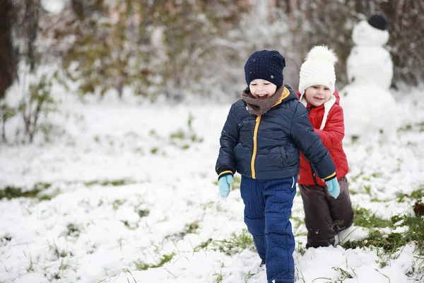 Enfants Dans Parc Hiver Jouer Avec Sno — Photo