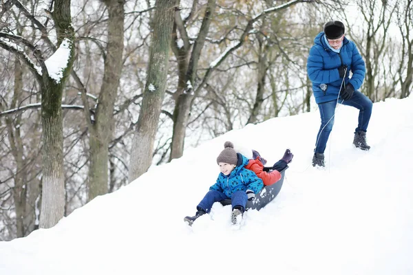 Gyerekek Parkban Télen Gyerekek Hóval Játszanak Játszótéren Hóembert Faragnak Lecsúsznak — Stock Fotó