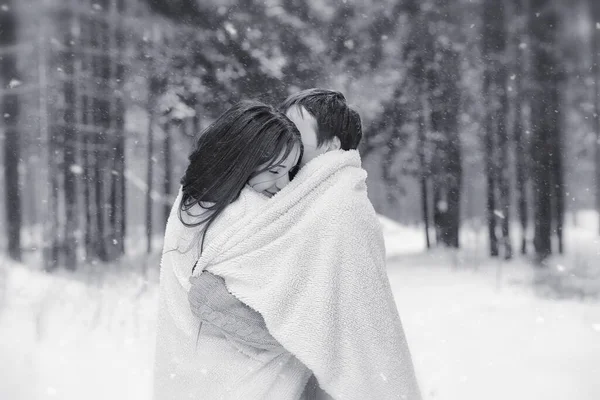 Cuplu Iubitor Într Plimbare Iarnă Bărbat Femeie Întâlnire Parc Timpul — Fotografie, imagine de stoc