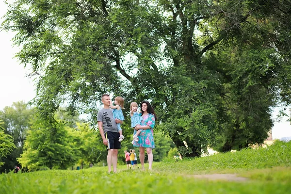 Familia Con Dos Hijas Gemelas Para Pasear Por Parque —  Fotos de Stock