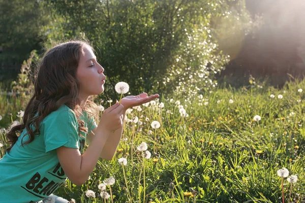 Una Adolescente Soplando Semillas Una Flor Diente León Parque Primavera — Foto de Stock