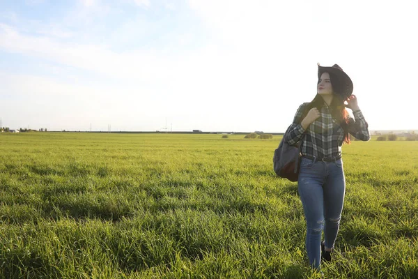 Seorang Gadis Dengan Celana Jeans Dan Topi Melakukan Perjalanan Musim — Stok Foto