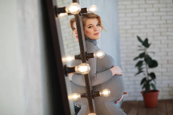 Zwanger Jong Mooi Meisje Een Huis Instelling Posin — Stockfoto