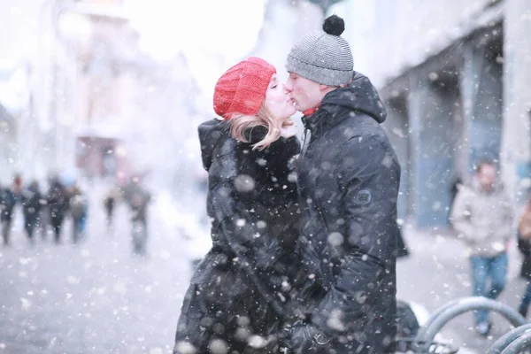 Jovem Casal Caminhando Através Inverno Cit — Fotografia de Stock