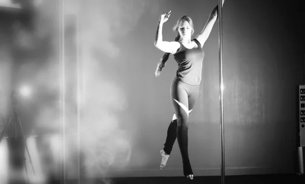 Spor Aletleri Üzerinde Egzersiz Yapan Bir Kız Stüdyodaki Direğin Üstündeki — Stok fotoğraf